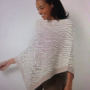 Barefoot dreams grey/white animal print poncho